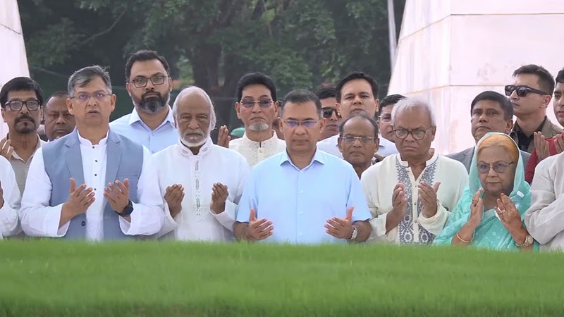 জিয়াউর রহমান ও খালেদা জিয়ার সমাধিতে প্রধানমন্ত্রীর শ্রদ্ধা