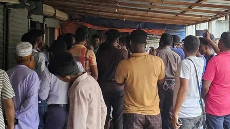 বিচার না পেয়ে বাসের নিচে নারীর ঝাঁপ