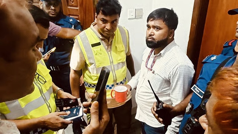 শিশুর আঙুল কেটে ফেলার অভিযোগে স্ত্রীসহ পুলিশ সদস্য গ্রেপ্তার